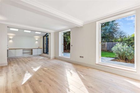 A newly refurbished three bedroom flat within an imposing Victorian house situated on this popular road, The Chase, benefitting from a wonderful private garden. - Photo 2