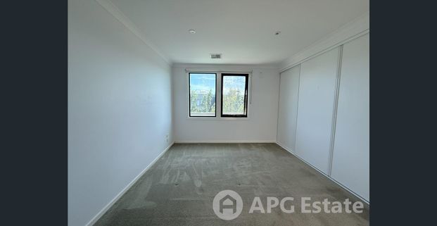 Spacious 3-Bedroom Home with Garage & Extra Parking in the Heart of Maidstone - Photo 1