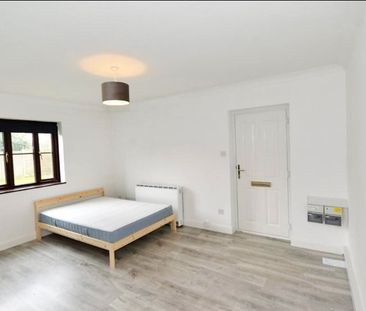 Studio Flat, Albemarle Court, SO17 - Photo 5