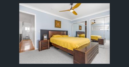 Bright & Airy 3-Bedroom Home – Walk to the Broadwater and Local Amenities - Photo 3