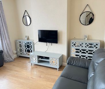 3 Bed Semi-Detached House, Hillfield Avenue, NW9 - Photo 2