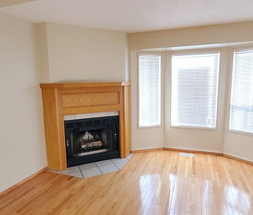 3 Bedroom Townhouse in Glendale! - Photo 2