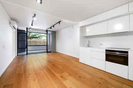 Generous Apartment with Unbeatable Ultimo Convenience - Photo 2