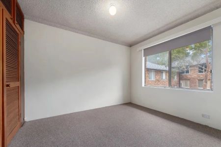 Spacious Top Floor Apartment - Photo 2