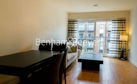 2 Bedroom flat to rent in Curtiss House, Heritage Avenue, NW9 - Photo 2