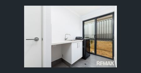 4x2 Family Home in Eglinton - With Theatre! - Photo 4