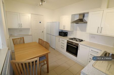 1 bedroom in a house share to rent - Photo 2