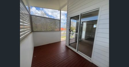 BEAUTIFULLY POSITIONED LARGE FAMILY HOME - Photo 2