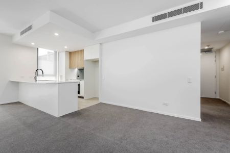 Charming Two-Bedroom Apartment in the sort after Iskia building. - Photo 2