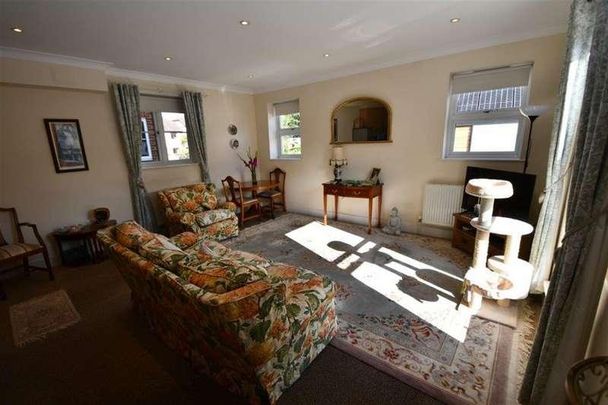 Bedroom Ground Floor Apartment In Billingshurst, RH14 - Photo 1