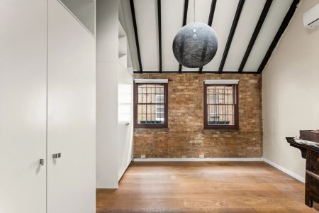 Walk-Everywhere Lifestyle | Renovated Two-Bedroom Terrace - Photo 5