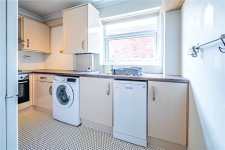 2 bed Upper Floor Flat for rent - Photo 4