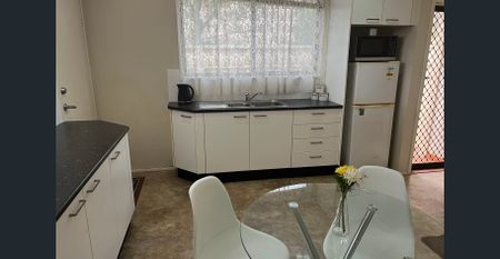 Bedroom Cottage – Private & Convenient! - Photo 4