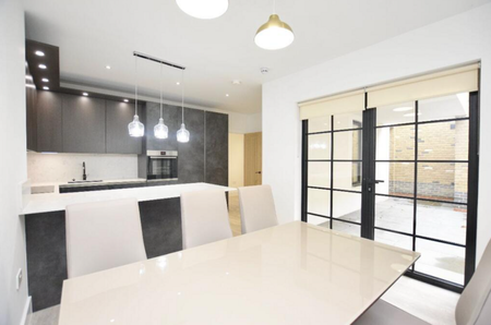 3 bedroom semi-detached house to rent - Photo 3