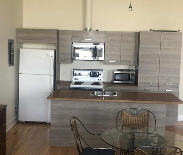 Très grand loft, plafonds 12 pieds, 2 chambres situé dans un Couven... - Photo 3