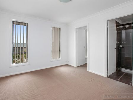 8 Lapwing Street, Aberglasslyn NSW 2320 - House For Rent | Domain - Photo 2