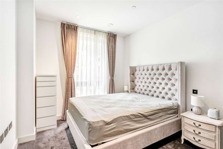 A beautifully presented two bedroom apartment in the spectacular Embassy Gardens development. - Photo 3