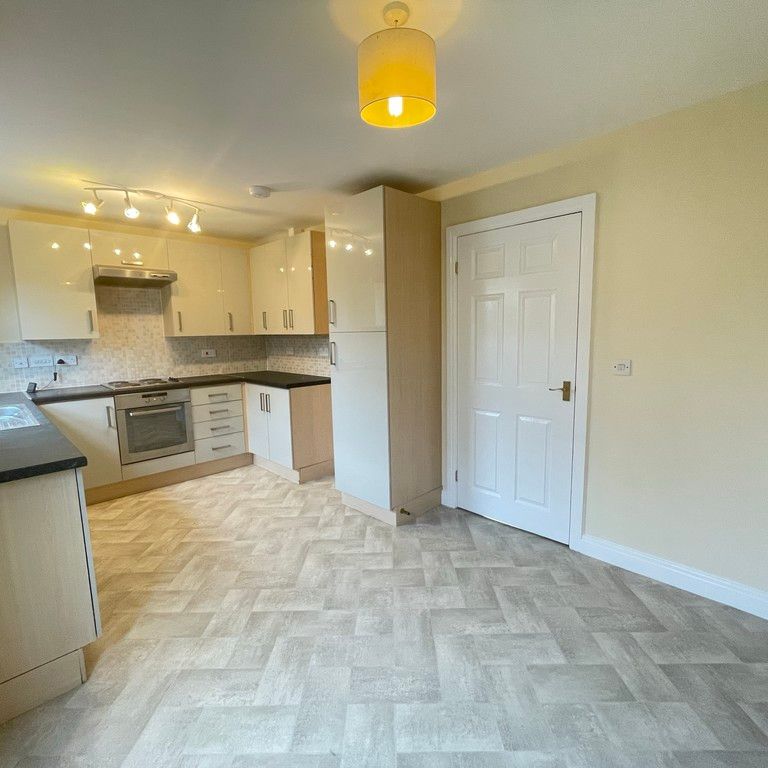 3 bedroom Semi-Detached House to let - Photo 1
