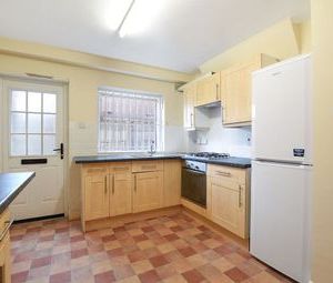 2 Bedrooms Flat to rent in Cricklewood Lane, London NW2 | £ 300 - Photo 1