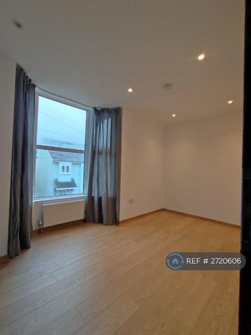 4 bedroom terraced house to rent - Photo 4