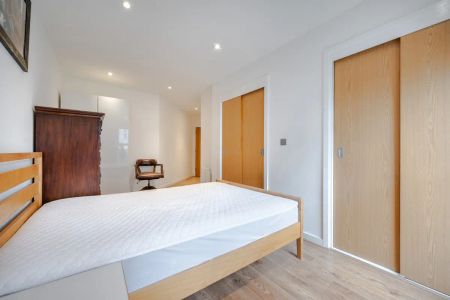 3 bedroom flat in Camden - Photo 3