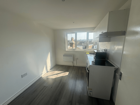 Studio to rent - Photo 1