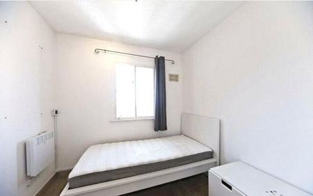 2 bedroom flat in London - Photo 4