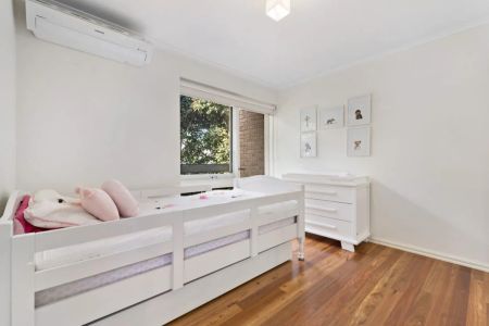 Townhouse in a rare quiet pocket of Richmond! - Photo 2