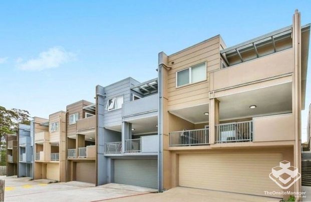 Unit 13*Spacious 3 Bedroom Townhouse * 2.5 Bathrooms * 2 c/p & Storage - Photo 1