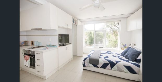 Stylish Furnished Studio with Car Space in the Heart of St Kilda - Photo 1