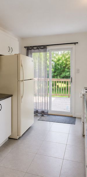Grand 5 ½ Sur 2 étages – Accès Direct Au - Photo 1