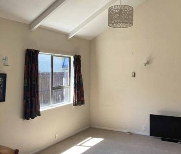 Three bedroom home - West Side! - Photo 3