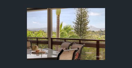 Spacious Noosa Hill Home with Views (Gardening included in rent) - Photo 3
