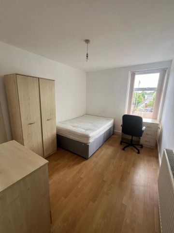 5 bedroom end of terrace house to rent - Photo 2