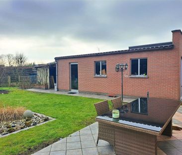 Woonhuis met mooie tuin, oprit en garage - Foto 1