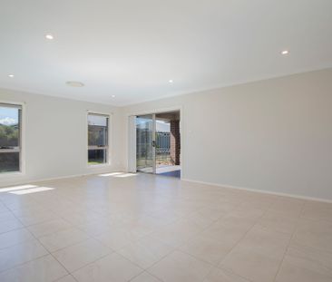 Tidy, Beachside 4 Bedroom Home with Ducted Air Con - Photo 4