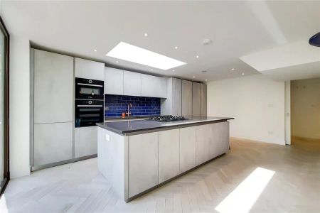 3 bedroom flat in London - Photo 3