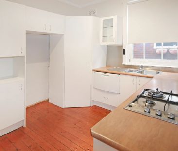 Spacious Apartment in Superbly Convenient Location - Photo 4