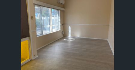 3 x 1 House with 1 x 1 Granny Flat 6 Month lease only - Photo 2