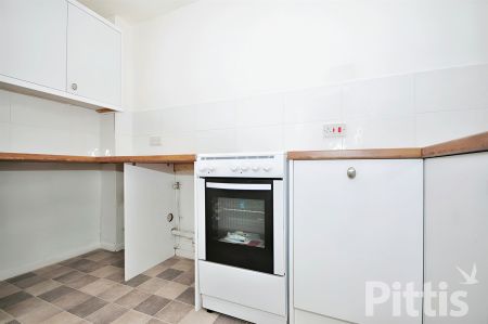 2 bedroom end of terrace house to rent - Photo 2