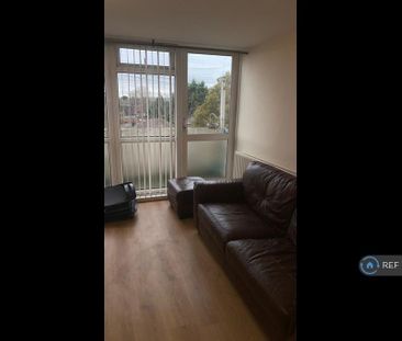3 bedroom flat to rent - Photo 3