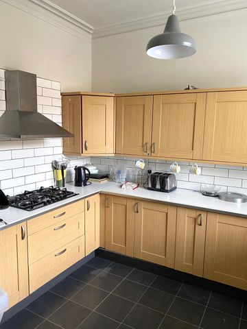 Designer Room | 5 Mins to MediaCity 💚 Room 2 - Double - Photo 3