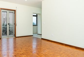 2+1 Bedroom Apartment in Canidelo (Remodeled)