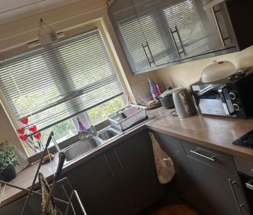 Room in a Shared House, First Drive, NW10 - Photo 2