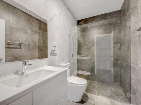 BIGGER IS BETTER, OVERSIZED 5 BEDROOM TOWNHOUSE - Photo 4