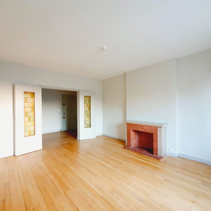 T3 de 87 m² – grand séjour avec parquet et balcon - Photo 1