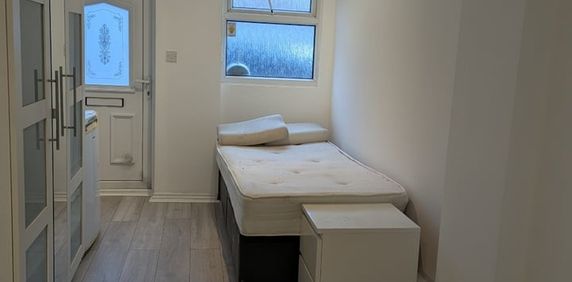 Studio Flat, Elm Close, NW4 - Photo 2