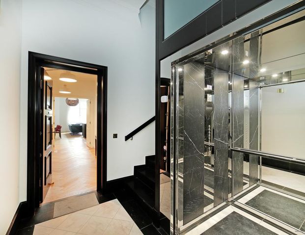 Lehel am Engl. Garten: Luxuriöse, kernsanierte 2-Zimmer-Altbauwohnung (=möbliert) mit Fitnessraum! - Foto 1