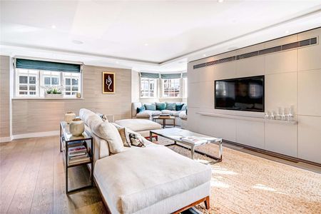 Outstanding duplex Penthouse apartment in a small boutique development close to Oxford Street & Marylebone High Street. - Photo 4