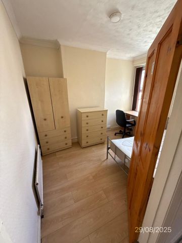 4 bedroom terraced house to rent - Photo 3